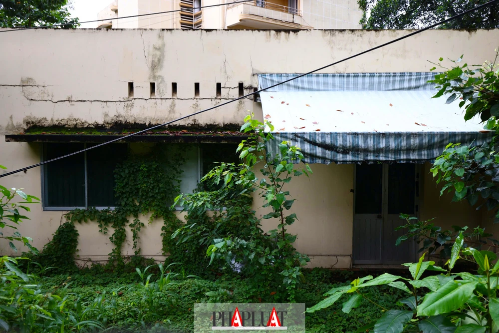 Đa số cơ sở như biệt thự, hàng rào, nhà xe… đều trong tình trạng xuống cấp, hư hỏng nghiêm trọng. Ảnh: Di Linh