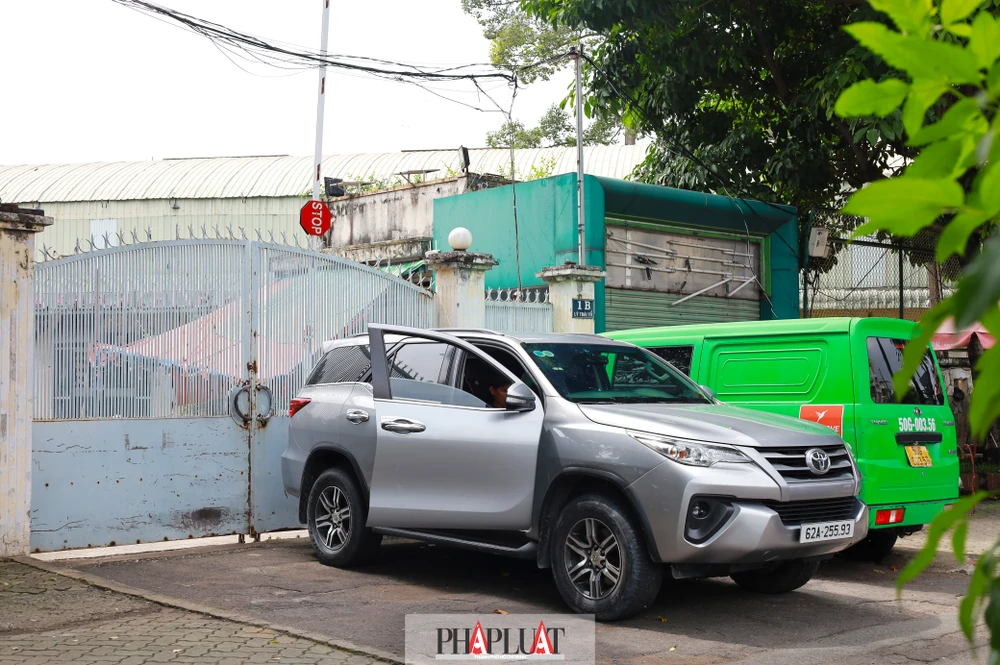 Trước cổng chính, người dân tận dụng nơi đây làm bãi đỗ xe ô tô. Ảnh: Di Linh