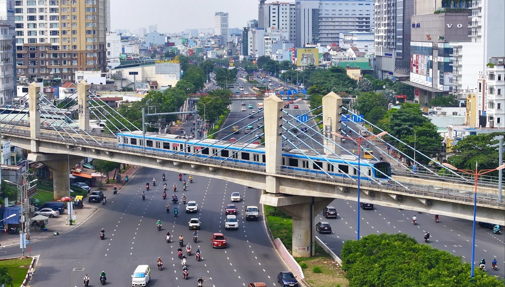 doan-tau-metro-so-1-chay-ngang-qua-duong-dien-bien-phu-6518.jpg