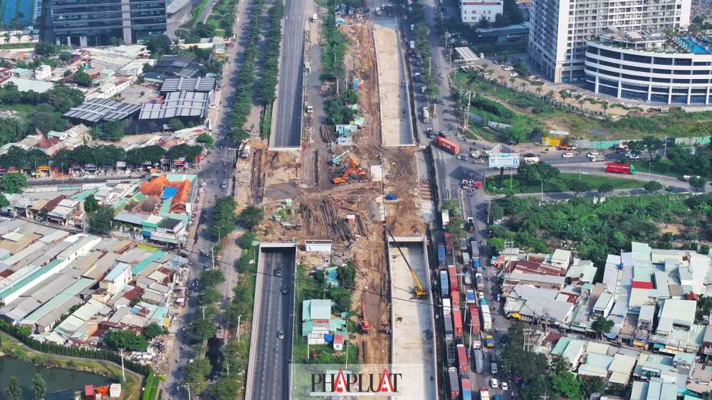 Hầm chui Nguyễn Văn Linh - Nguyễn Hữu Thọ.jpg