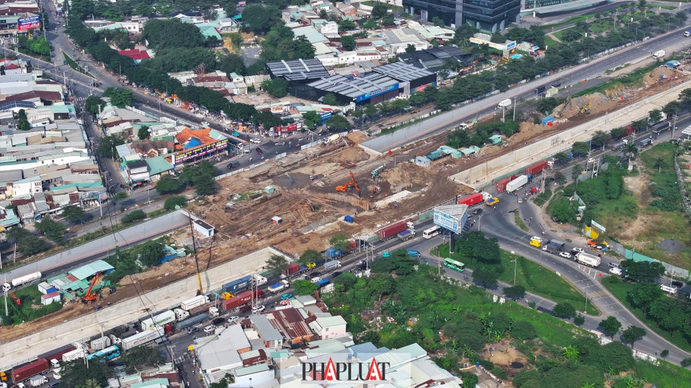 Hầm chui Nguyễn Văn Linh - Nguyễn Hữu Thọ.jpg