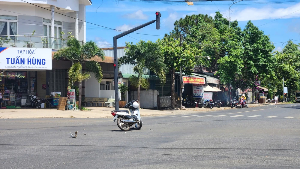 Xe cứu thương vượt đèn đỏ (1).jpg