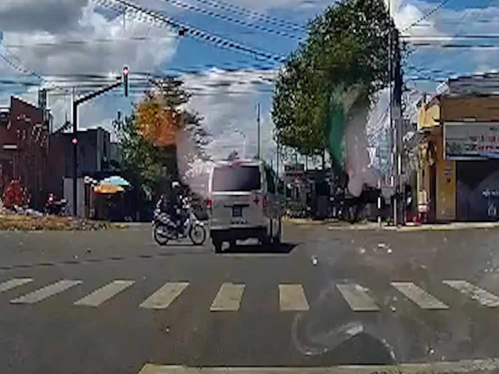 Xe cứu thương vượt đèn đỏ (6).jpg