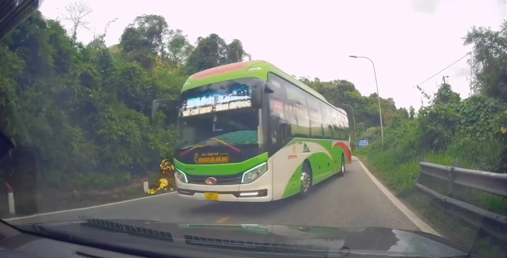 vượt ẩu trên đèo Bảo Lộ (2).jpg