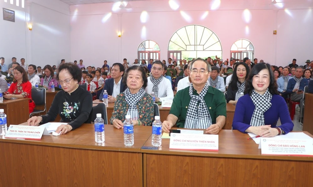 Đào Hồng Lan (2).jpg