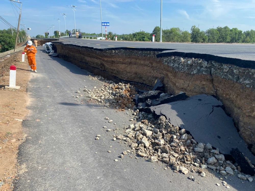 cầu Hòa Bình (1).jpg