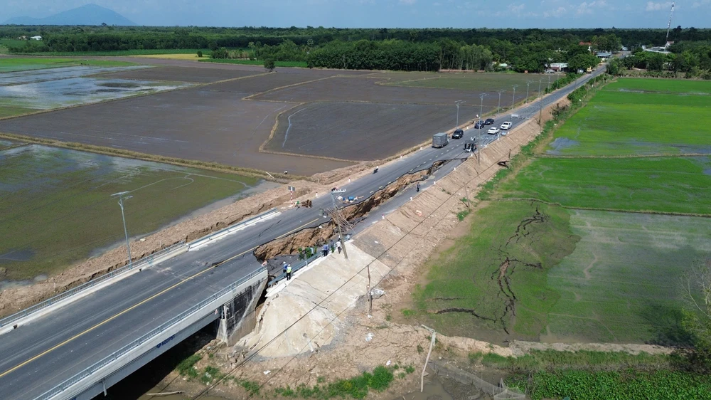 Cầu Hòa Bình (10).jpg