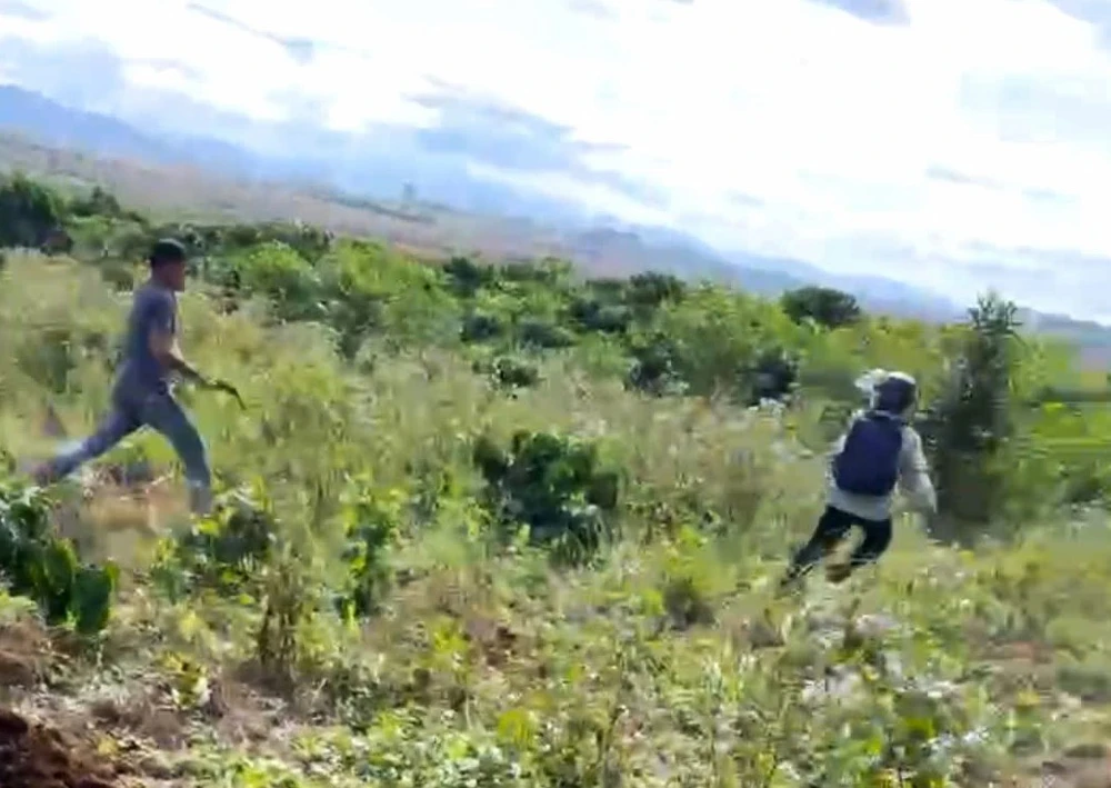 khai thác bô xít.jpg