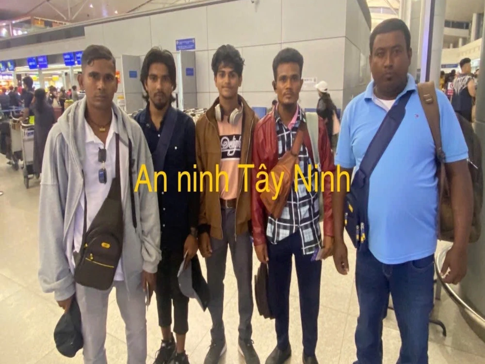 6 người nước ngoài-2.JPG