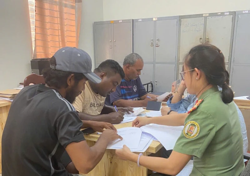 6 người nước ngoài.jpg