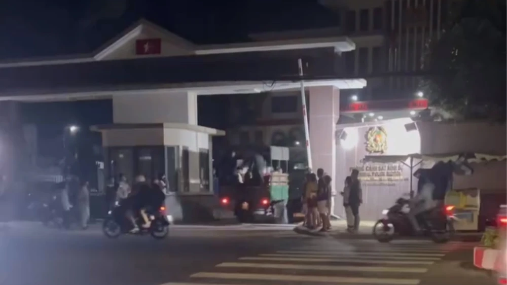 gần 100 người.PNG