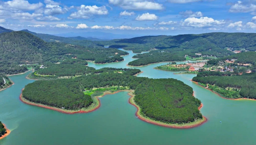 hồ tuyền lâm.jpg