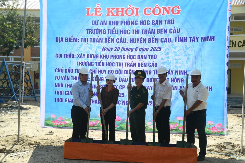 học sinh vùng biên-1.JPG