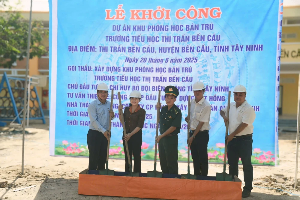 học sinh vùng biên - 3.jpg
