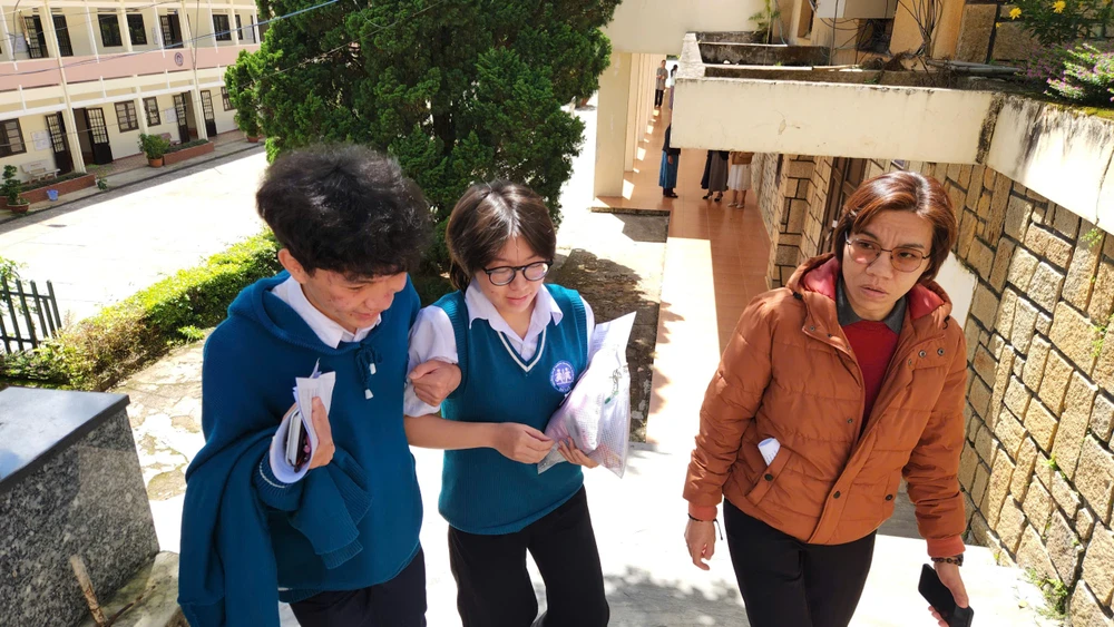 hai học sinh Đà Lạt-3.jpg