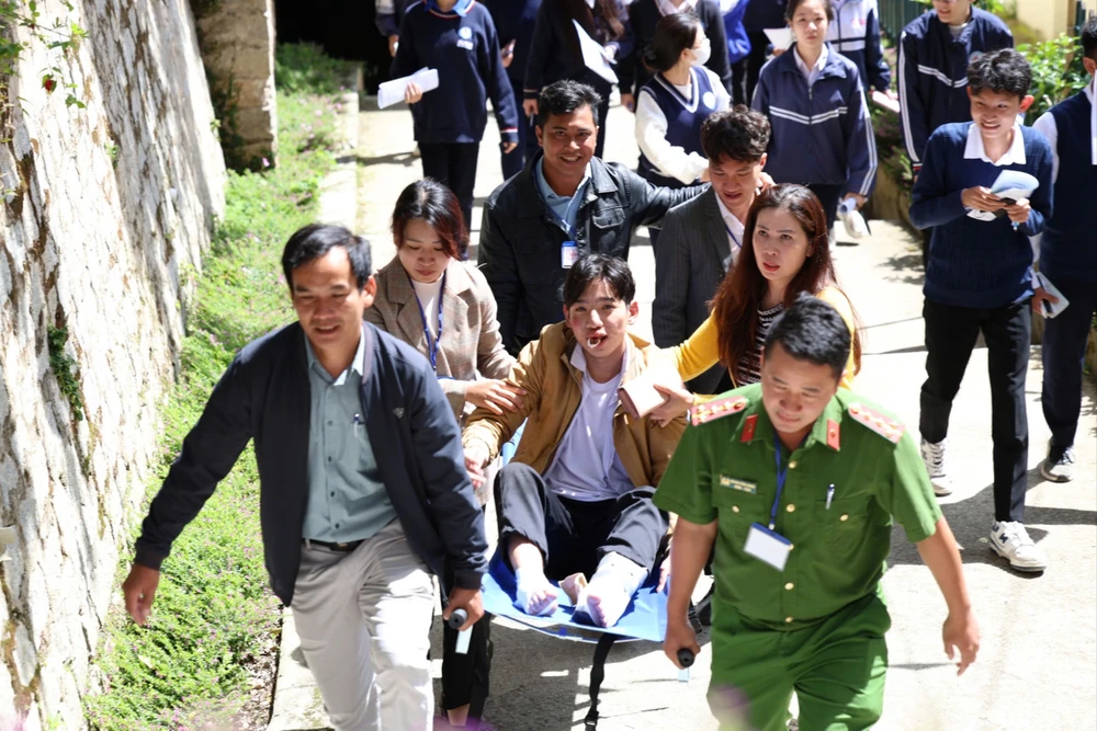 hai học sinh Đà Lạt.jpg