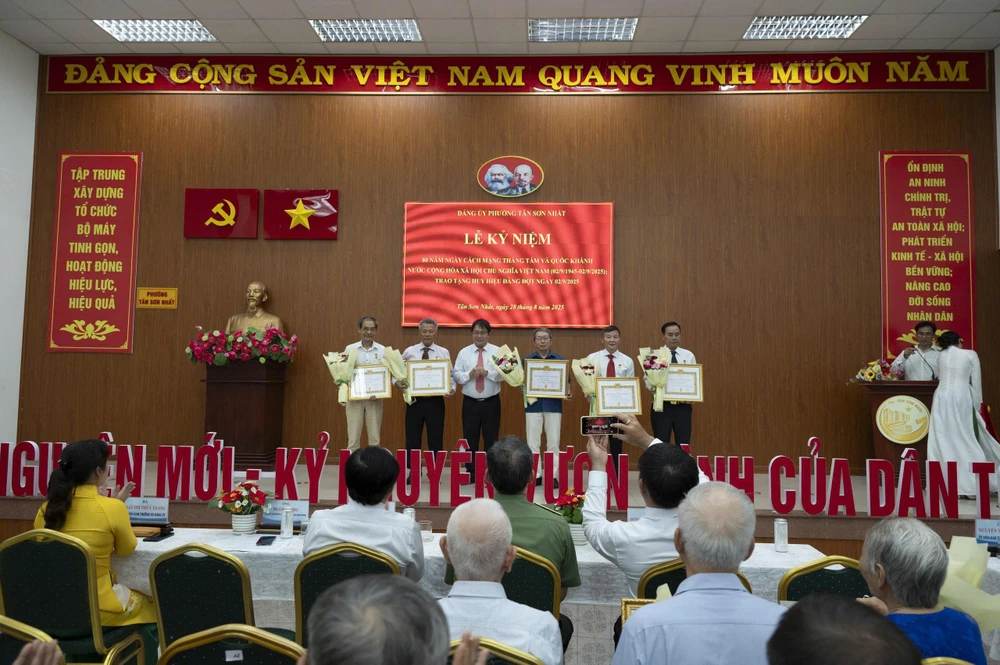 Tân Sơn Nhất (2).jpg