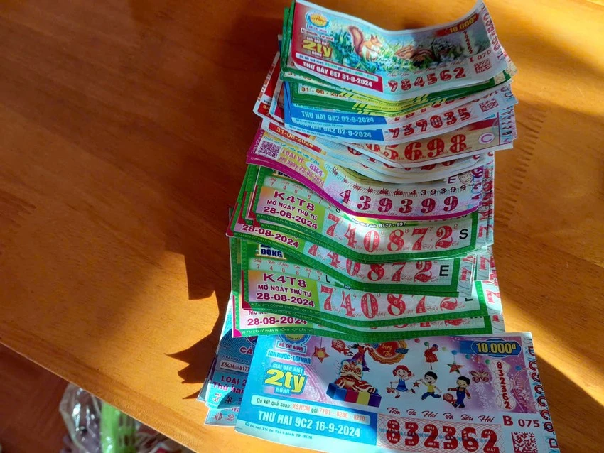 Tiktoker ‘phong thủy’ chiếm tiền tỷ bằng chiêu trúng vé số giả.