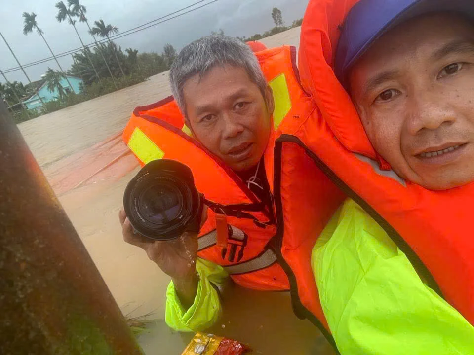 Hai nhà báo (2).jpg