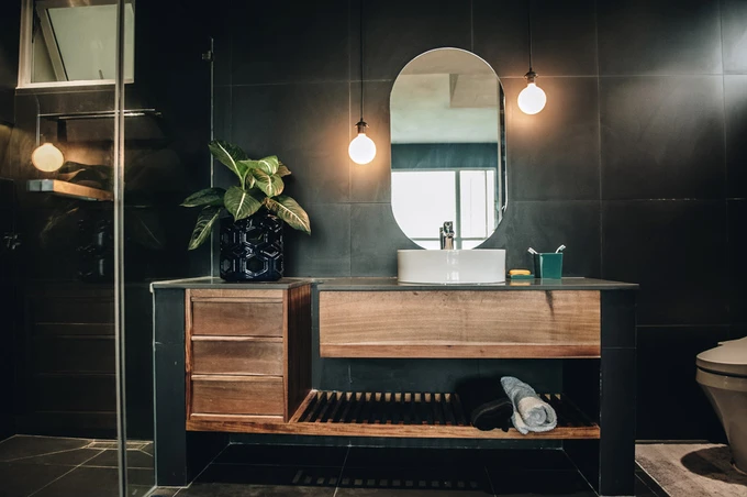 Căn hộ Sài Gòn tông màu khác lạ được chủ nhà chọn từng viên gạch