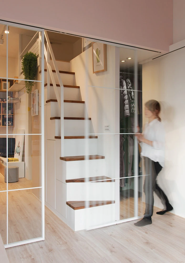 Để lên cầu thang, chủ nhân căn hộ phải dịch chuyển cửa. Can ho 45 m2 van du tien nghi danh cho nguoi tre hinh anh 7