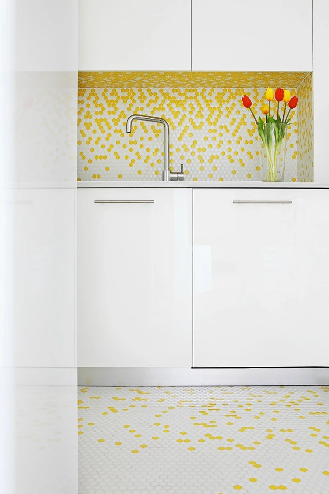 Được thay cửa và tường bằng gương, căn nhà cũ thay đổi không ngờ - 10