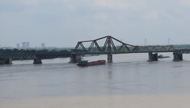 Vật thể lạ nghi bom cách trụ cầu Long Biên 5 m ảnh 1