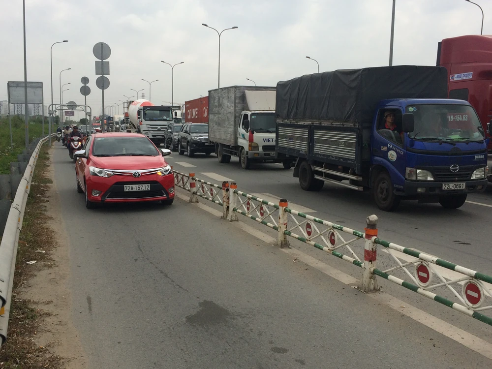 Kẹt xe 4 giờ ở đường dẫn vào cao tốc Long Thành ảnh 1