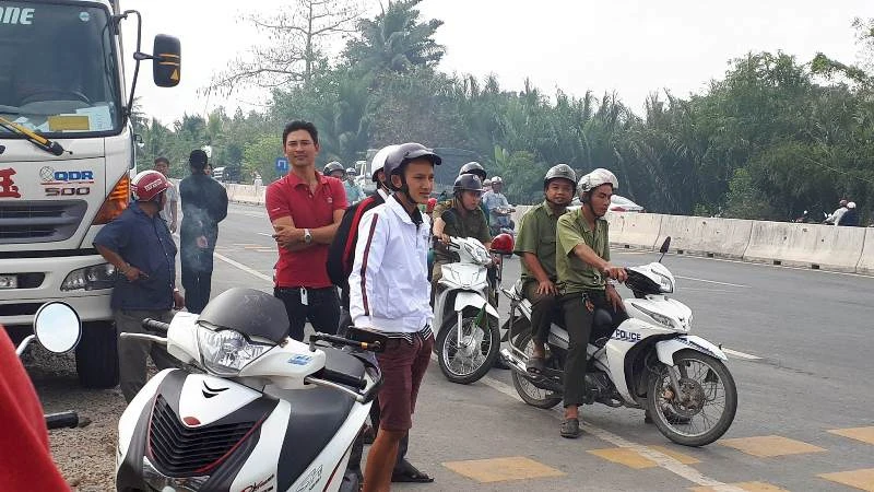 Mừng xả trạm, tài xế cúng heo quay ở BOT Sóc Trăng ảnh 2