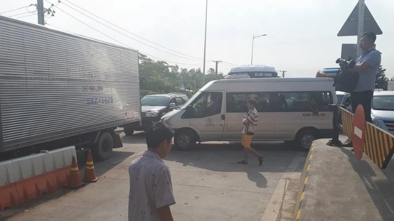 Sáng nay BOT Sóc Trăng vẫn ùn tắc dù giảm giá ảnh 1