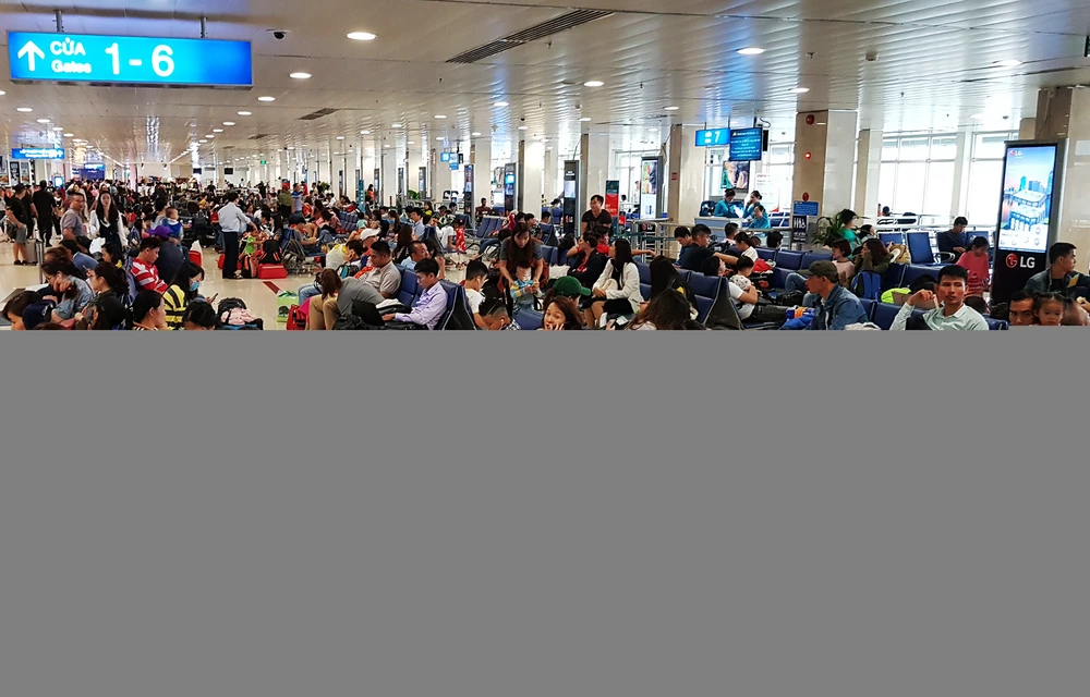 Canh dong duc o san bay Tan Son Nhat ngay cuoi nam hinh anh 13