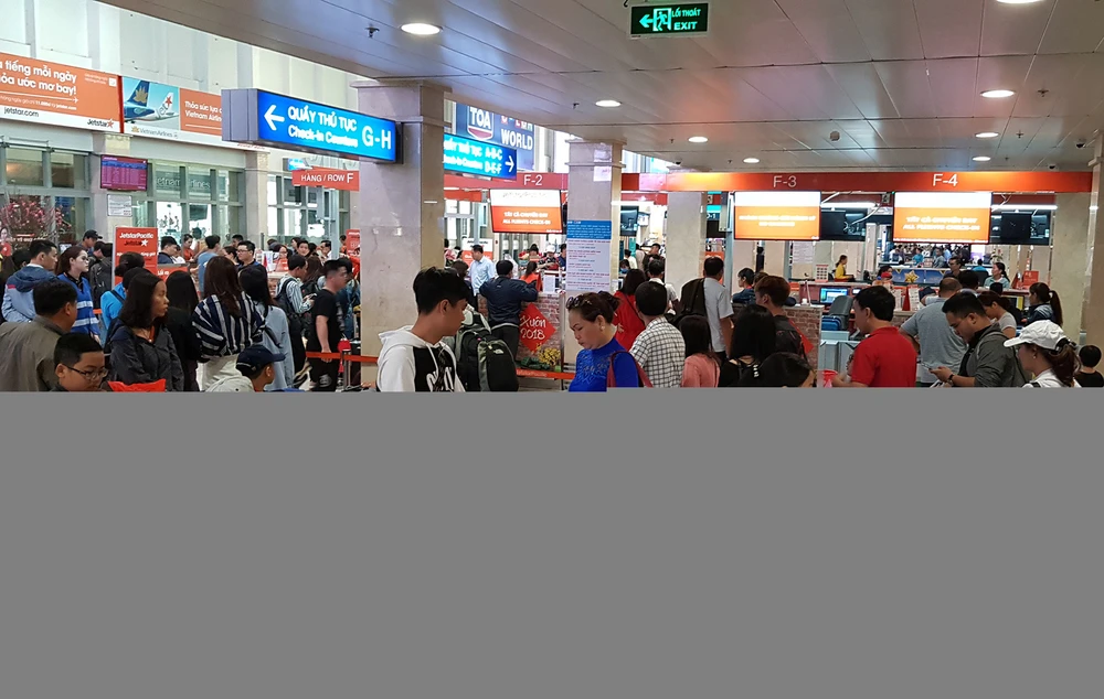 Canh dong duc o san bay Tan Son Nhat ngay cuoi nam hinh anh 2