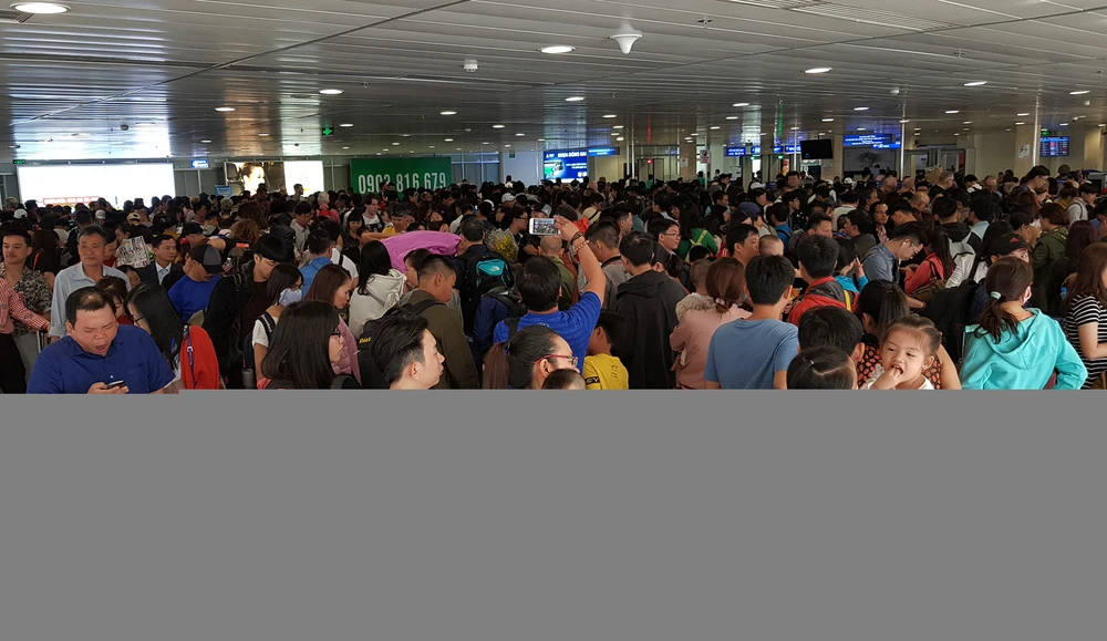 Canh dong duc o san bay Tan Son Nhat ngay cuoi nam hinh anh 5