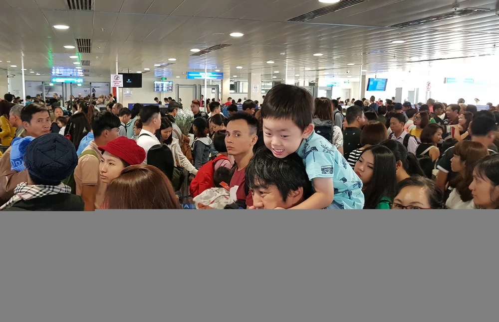 Canh dong duc o san bay Tan Son Nhat ngay cuoi nam hinh anh 6