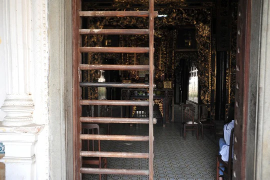 Căn phòng cho khách thuê trong nhà cổ phim Người tình - Ảnh 4.