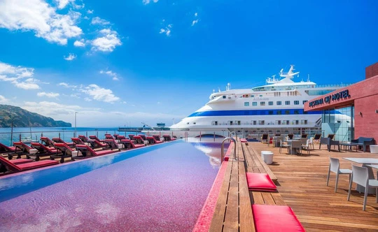 Chiêm ngưỡng khách sạn do Cristiano Ronaldo làm chủ - Ảnh 2.