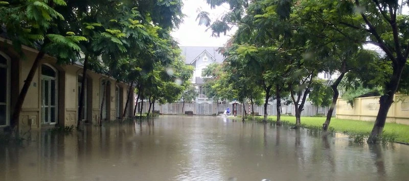 Bi hài Hà Nội: Ngồi thùng xốp, chèo xuồng vào ‘làng’ biệt thự triệu đô