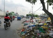 Bãi rác chình ình giữa quốc lộ 1A đoạn qua TP.HCM