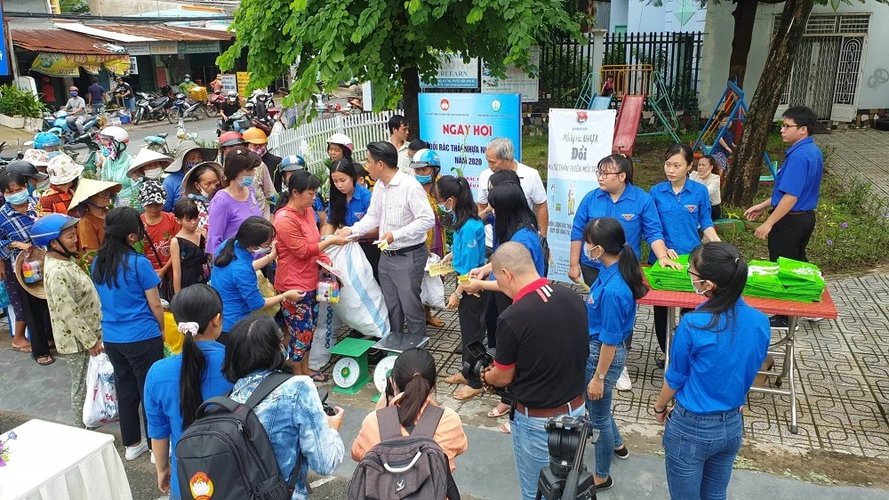 Đổi rác thải lấy nhiều vật phẩm hữu ích ảnh 1