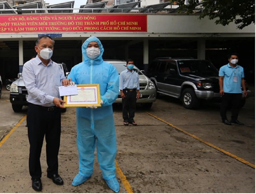 Người thu gom rác thải y tế trong mùa dịch COVID-19 được thưởng ảnh 1