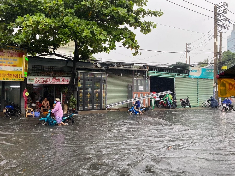 Mưa dông nhiều khu vực tại TP.HCM ảnh 4