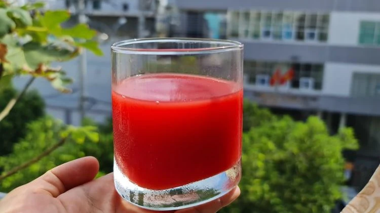 Uống nước ép trái cây mang nhiều lợi ích cho sức khỏe. Ảnh: NGUYÊN VÕ