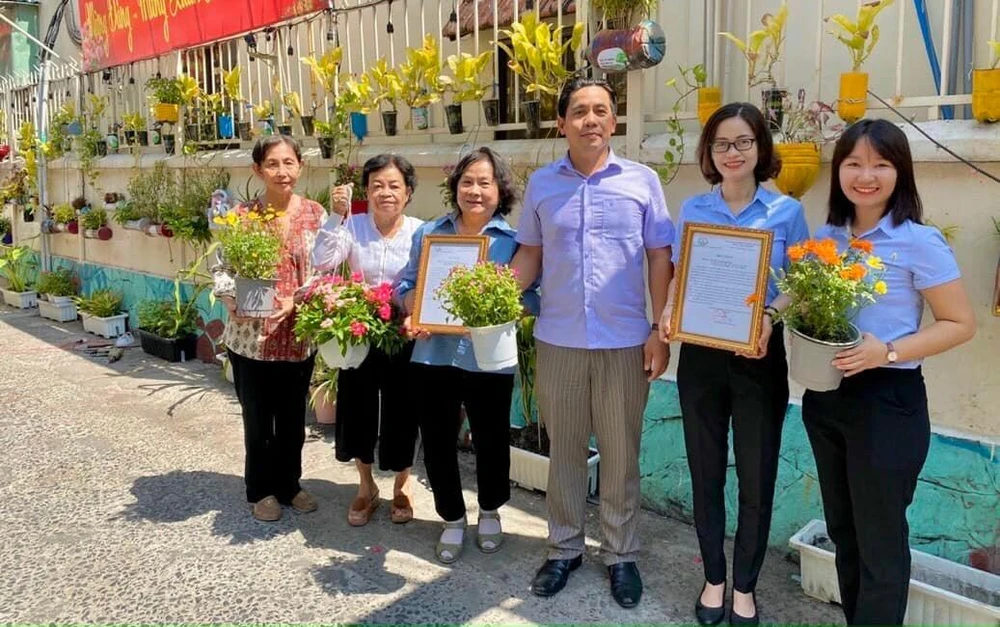 Hội môi trường xây dựng VN kết hợp UBMTTQ VN Phường Phạm Ngũ Lão Quận 1 trồng cây xanh. Ảnh: BQ