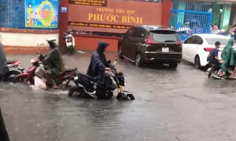 Nhiều người dân bị tắt máy xe phải dẫn bộ. Ảnh: CTV Nhiều người dân bị tắt máy xe phải dẫn bộ. Ảnh: CTV