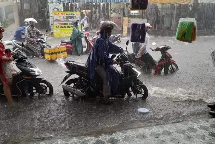 Ngập nặng trên đường Đình Phong Phú, TP Thủ Đức. Ảnh: LƯU LỤA Ngập nặng trên đường Đình Phong Phú, TP Thủ Đức. Ảnh: LƯU LỤA