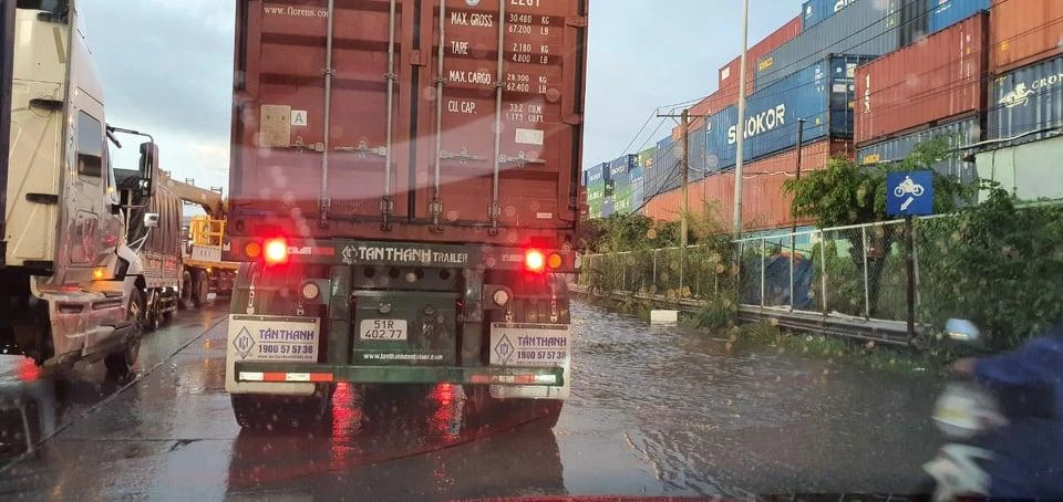 Mưa gây ngập ở đường Võ Chí Công, TP Thủ Đức. Ảnh: A.HUY Mưa gây ngập ở đường Võ Chí Công, TP Thủ Đức. Ảnh: A.HUY