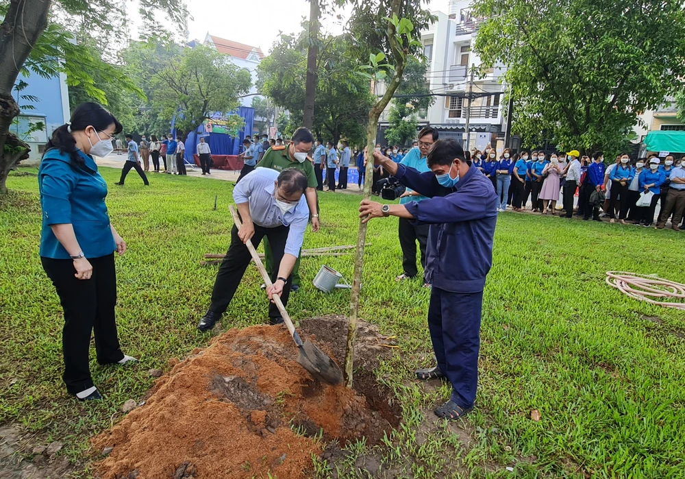 Ông Nguyễn Quốc Bình, Phó Chủ tịch UBND quận Tân Phú trồng cây xanh sau lễ phát động. Ảnh: NGUYỄN CHÂU