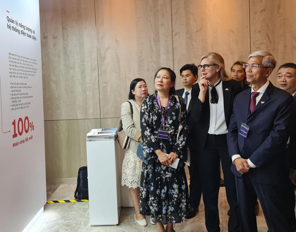 Ông Võ Văn Hoan, Phó chủ tịch UBND TP.HCM tham quan triển lãm tại hội nghị. Ảnh: NGUYỄN CHÂU