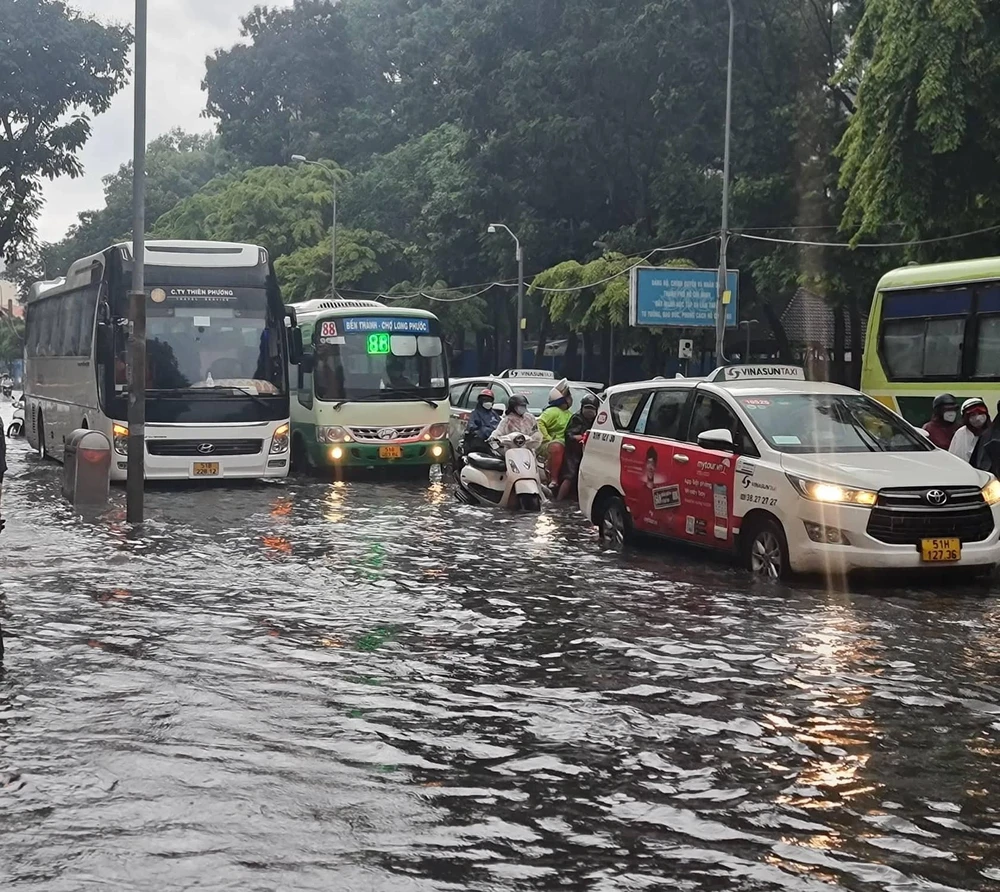 Mưa ngập sâu ở đường Lê Lai, quận 1. Ảnh: NGUYỄN CHÂU Mưa ngập sâu ở đường Lê Lai, quận 1. Ảnh: NGUYỄN CHÂU