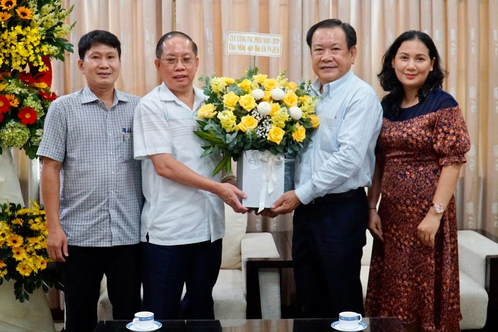 Ông Vũ Quốc Doanh, Phó Cục trưởng Cục Công tác phía Nam (Bộ Tư pháp) cùng đoàn đến Báo. Ảnh: BẢO PHƯƠNG Phó Viện trưởng VKS TP.HCM Nguyễn Thanh Sang cùng đoàn đến thăm Báo Pháp Luật TP.HCM. Ảnh: BẢO PHƯƠNG Đại diện Văn phòng Chính phủ đến thăm báo Pháp Luật TP.HCM. Ảnh: TRƯỜNG GIANG